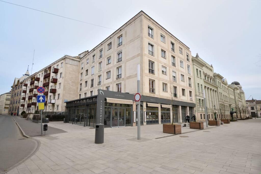 City Center Apartment Debrecen Bagian luar foto